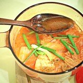 Canh kim chi cá hồi cho tiệc đầu năm