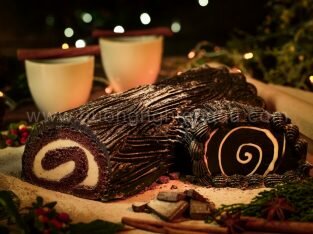 Học cách làm bánh khúc cây đón Giáng sinh ấm áp
