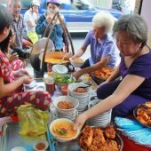 Bạn có biết ở Sài Gòn có những quán ăn chỉ bán trong vòng 1 giờ đồng hồ mỗi ngày?